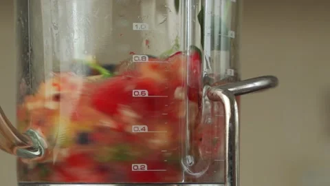 Close up of a blender that makes a fruit smoothie Stock-Footage 152658523