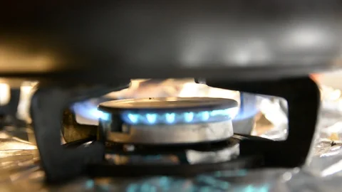 Close-up of blue flames under a burning oven stove top in kitchen cafeteria Vídeos de archivo 101078932