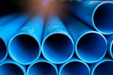 Close up to blue plastic pipe background, PVC pipes stacked in warehouse, Foto stock