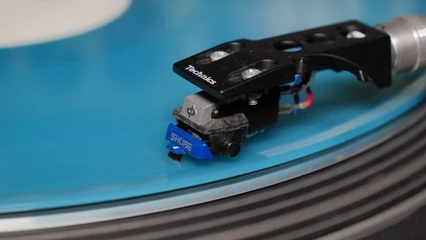 Close up of blue vinyl record spinning on player, Kuala Lumpur, Malaysia Vídeos de archivo 146546438