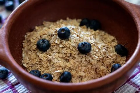 Close up of blueberries and oats in a rustic bowl Stock-Fotos