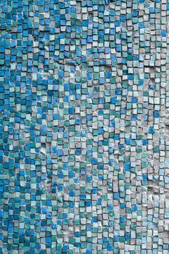 Close-up of a bluish-white gradient made of smalt on a mosaic. Foto stock