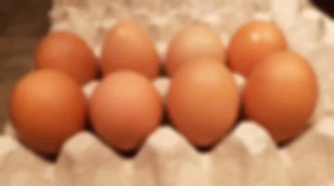 Close-up blurred background of brown box raw chicken eggs concept. Foto stock