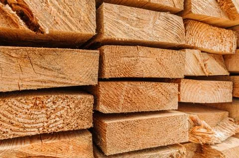 Close up board pine stack building materials high parallel folded dry building Foto stock