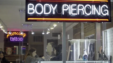 Close-up of body piercing store sign on 6th Avenue Waverly Place West Village NY 스톡 동영상 58714116