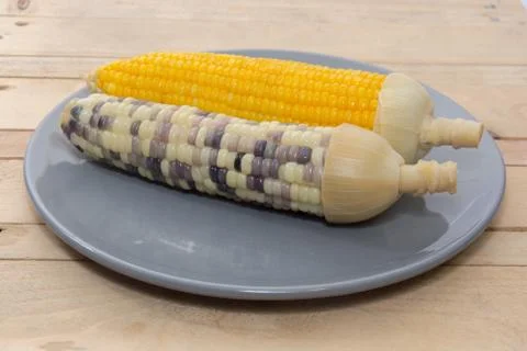 Close up of boiled corn on grey plate Foto stock