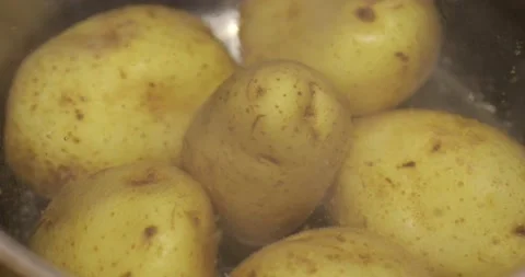 Close up of boiling skinned potatoes in a cooking pot Video stock 131189200