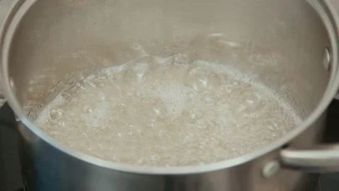 Close-up of a boiling sugar. The pastry chef makes caramel syrup for cupcakes 스톡 동영상 197685330