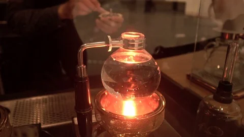 Close-up of boiling water in syphon. Video stock 122522732