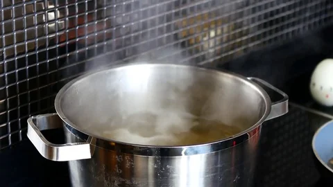 Close up boiling water  while high-temperature. Vidéo 79609582