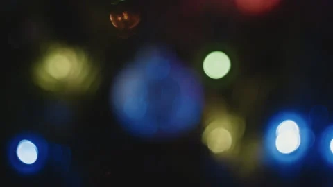 Close-up bokeh of Christmas tree decorations. Vídeo Stock 260869759