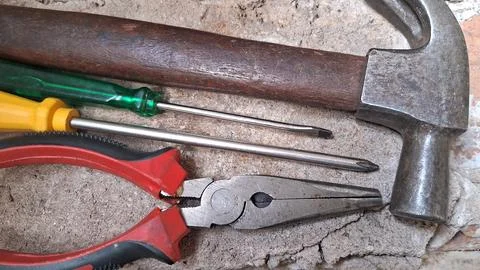 Close-up of bolt cutter cutting heavy metal chain. Industrial cutting tool Stock Photos