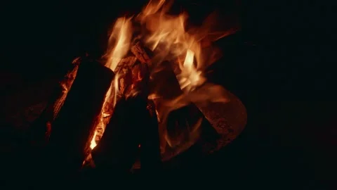 Close up of bonfire flames in desert camp at night Video stock 329237911