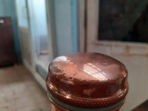 A close up of a bottle cap sitting on top of a table Foto stock