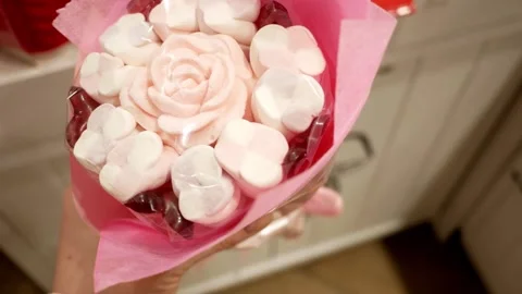 Close-up bouquet of marshmallow in hand. Creative gift for birthday, Valentine's Stock Footage 270491763