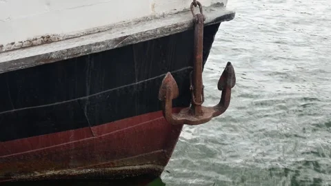 Close-up of the bow of a ship with a rusty anchor in the port, side view Vídeos de archivo 258551364
