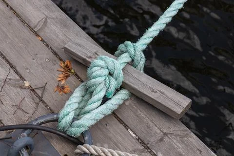 Close-up of a bowline knot securing a boat with mooring ropes. A strong and.. Foto stock