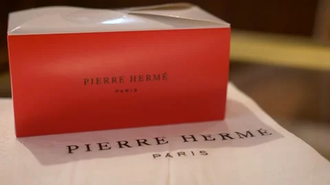 Close up box of a Parisian pastry, specializing in Macaroon. 库存影片 178498145