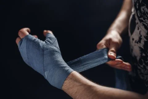 Close up of a boxer putting on straps preparing for combat Foto stock
