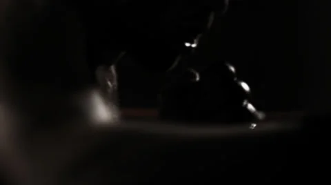 Close up of a boxer throwing punches in the dark Vídeos de archivo 33866628