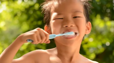 Close up boy brush tooth on green bokeh background 库存影片 51802095