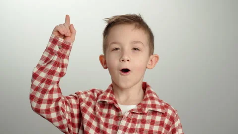 Close-up of boy child showing with hands is idea Vídeo Stock 280179256