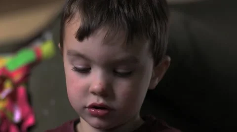Close Up of Boy Watching TV Vidéo 45529970