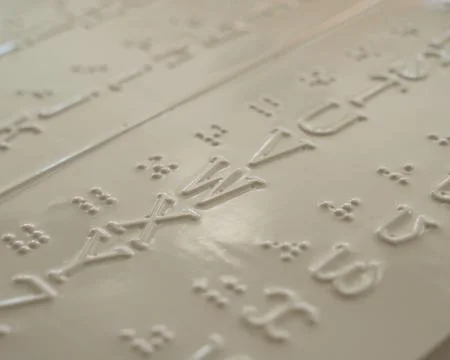 Close-up of a braille decoder with the English alphabet. Stockfoto's