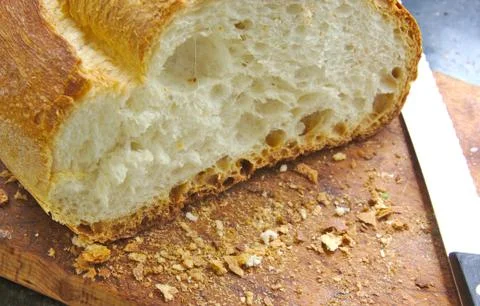 Close up of bread and breadcrumbs with knife Foto stock