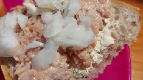 Close up of bread slices with tuna spread and chopped white onions Stock Footage 333643291