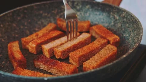Close-up of bread toasting in frying pan indoors Stockbeeldmateriaal 342831323