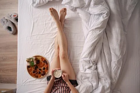 Close up breakfast in bed with presents Foto stock