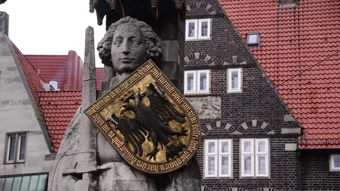 Close up of Bremen Roland Statue, Bremen, Germany. Vídeos de archivo 79682018