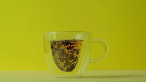 Close-up brews black tea in a transparent glass cup. Stock Footage 249202966