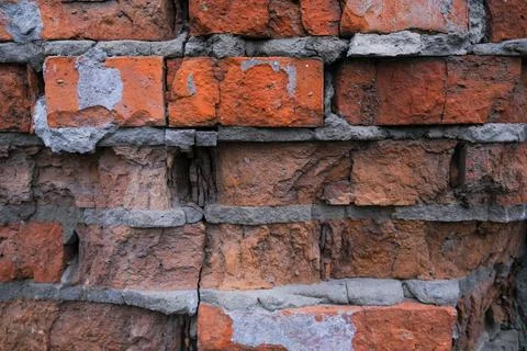 Close-up brick wall, broken red brick background, selective focus Foto stock