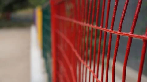 Close up of bright red wire mesh fence Foto stock