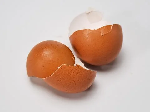 Close-up of broken brown eggshells piled together, captured in natural ligh.. 스톡 사진