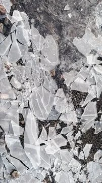 Close-up of broken transparent ice shards and fragments on the frozen groun.. Foto stock