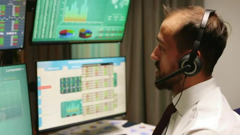 Close up of broker talking with clients about stock market crash 스톡 동영상 135962326