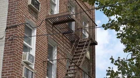 Close up bronx building fire escape gimbal Vídeos de archivo 114369401