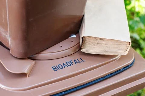 Close-up of a brown Bioabfall recycling bin lid with paper liner bags and kit Fotos de archivo