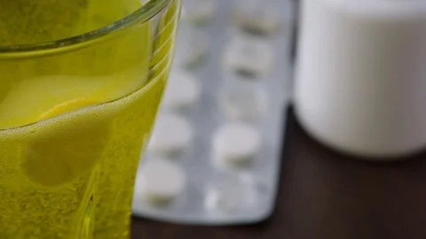 Close-up bubble tablet vitamin C in glass Vídeos de archivo 126991887