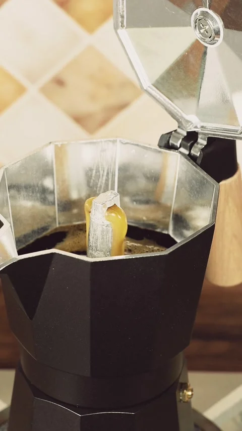 Close-up of bubbling coffee in an open stovetop espresso maker 스톡 동영상 271021311