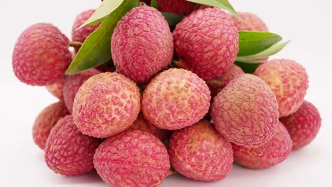 Close Up Bunch of Lychee Rotating on White Background. Vidéo 196048668