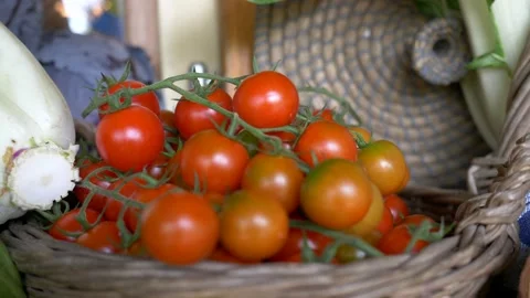 Close up bunch of small fresh tomatoes in the basket of the farm market. 库存影片 141573159