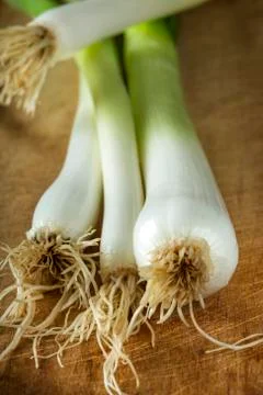 Close up of bunch of spring onion over wood Stock-Fotos