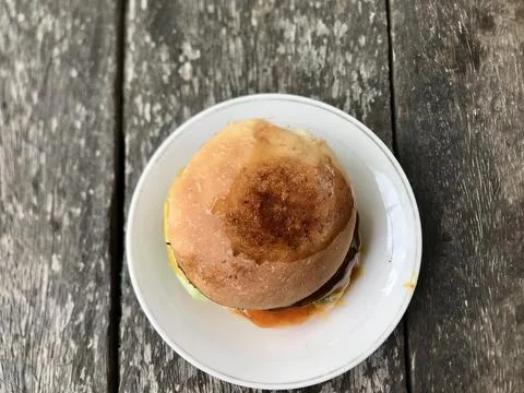 Close up of the burger on plate 库存照片