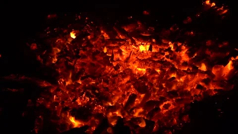Close up of burning coals in a bonfire at night background Vídeos de archivo 136350253