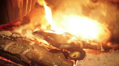 Close-up burning of fire in the grill. cooking food at the stake Vídeos de archivo 71944256