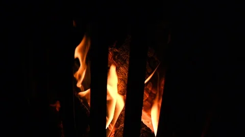 Close-up of a burning fire at night at half speed Video stock 128956823